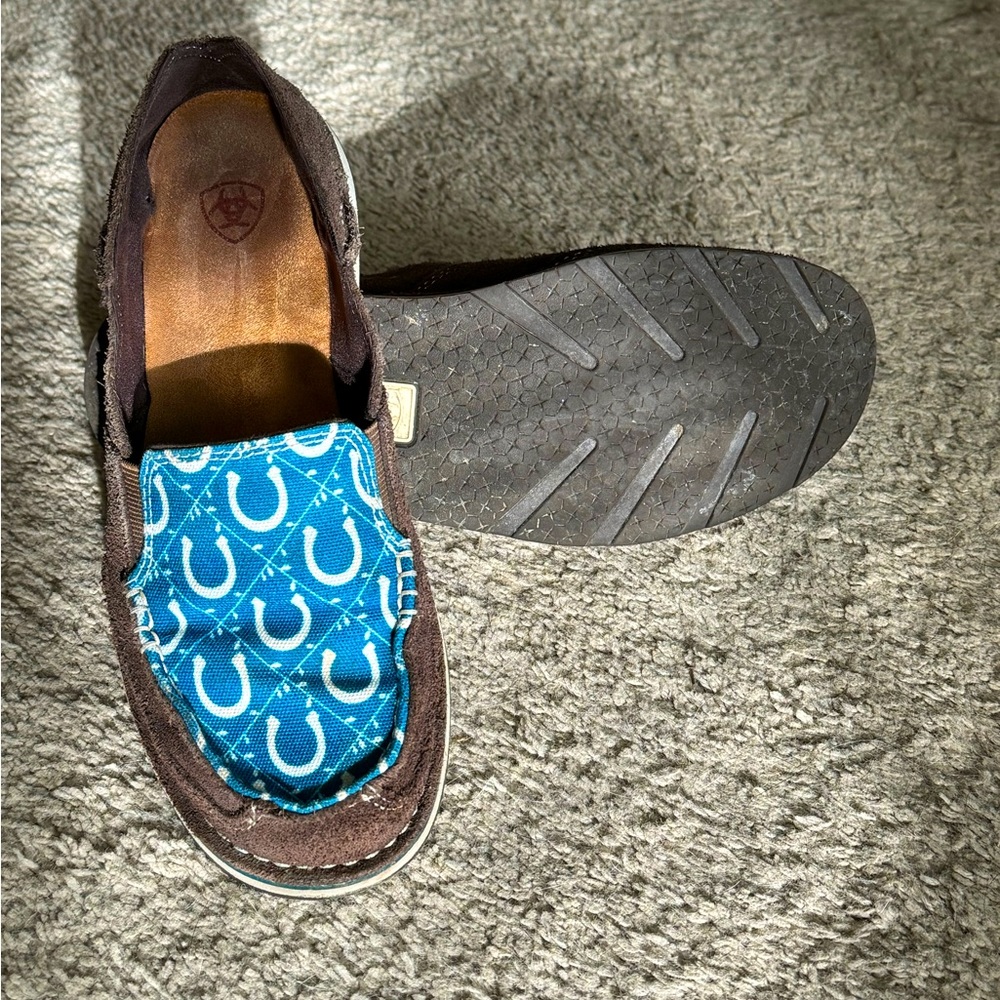Horseshoe Ariat cruisers